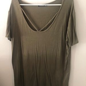 Olive soft stretchy criss-cross tee. Size 6 medium